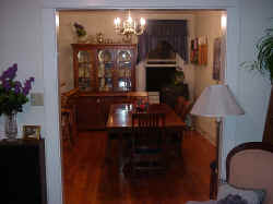 Entrance From Living Room to Dining Room.jpg (163023 bytes)